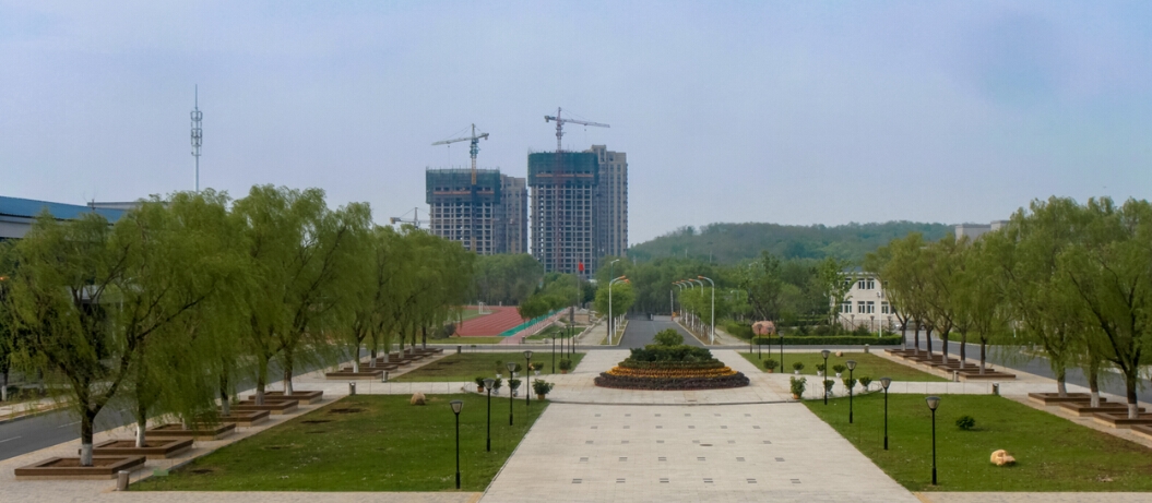 遼寧現(xiàn)代服務(wù)職業(yè)技術(shù)學(xué)院校園風(fēng)景與現(xiàn)代技術(shù)開發(fā)的融合